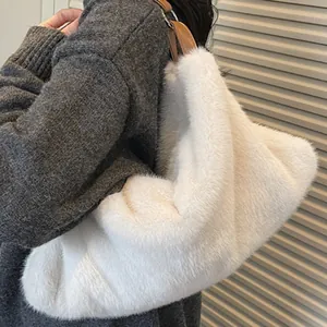 Grand sac cabas en fausse fourrure blanche avec bandoulière en cuir pour l'automne