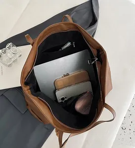 Vista dall'alto della grande borsa tote marrone che mostra l'interno ampio e capiente