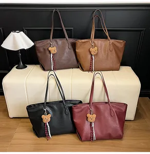 Set di quattro borse tote vintage grandi in vari colori con ciondoli a forma di orso