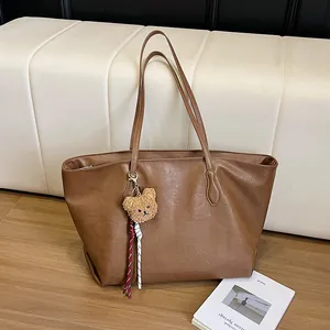 Borsa tote retrò marrone grande capacità con ciondolo a forma di orso e cordino intrecciato