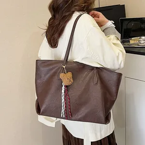 Grande borsa tote vintage in pelle caffè con ciondolo a forma di orso per uso diario