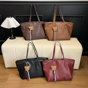 Borse tote retrò capienti in quattro colori con ciondoli a forma di orso per donna