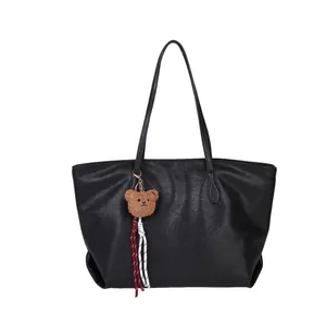Borsa tote vintage in pelle nera con ciondolo a forma di orso e capienza generosa