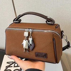 Borsa a Scatola da Donna Minimalista in Pelle PU Motivo Litchi Borsa a Tracolla Con Ciondolo Robot Moda Quotidiana