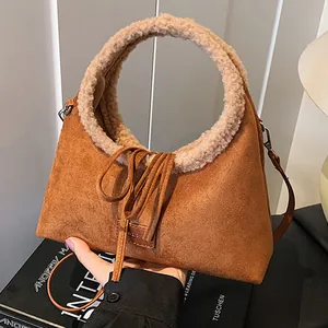 Elegante borsa in pelle scamosciata caramello con manico in pile e tracolla da donna