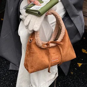 Borsa a mano in pelle scamosciata caramello con bordo in ecopelliccia in stile autunnale