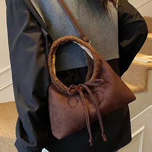 Elegante borsa a mano in pelle scamosciata marrone scuro con manici in peluche e fiocco