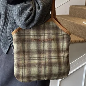 Retro green plaid wool tote bag with Bonne journée embroidery for autumn and winter