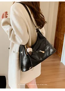 Sac fourre-tout chic en similicuir noir avec détails dorés et breloque glace