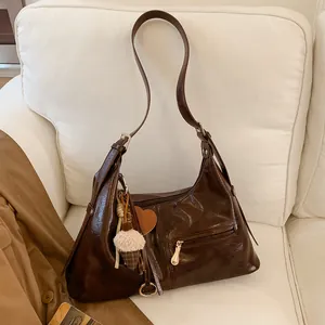 Sac Hobo en Cuir PU Brillant Vintage pour Femmes Sac Fourre-tout à Bandoulière sous le Bras avec Pendentif Rétro Quotidien