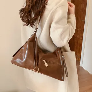 Sac fourre-tout minimaliste en cuir marron avec anneau doré pour le quotidien élégant