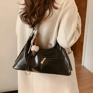Sac hobo minimaliste en similicuir noir avec un joli porte-clé en peluche