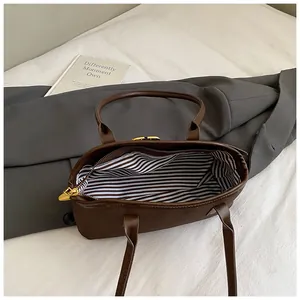 Brown vintage hobo bag with large capacity, stripe lining and golden zipper detail