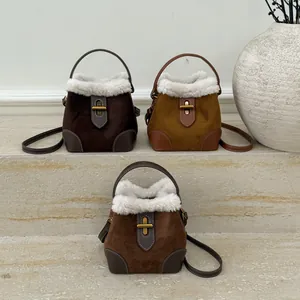 Sac seau vintage Maillard en daim marron avec garniture en peluche pour mode d'automne