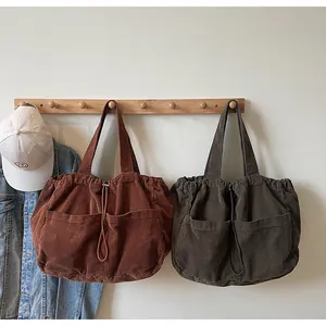 Détails des sacs cabas en velours côtelé avec cordon de serrage en marron et vert olive