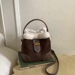 Sac seau vintage en daim marron avec bordure en fausse fourrure blanche et boucle dorée