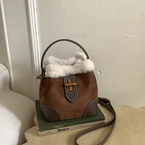 Sac seau rétro en daim marron avec bordure en peluche et boucle dorée chic
