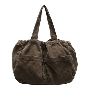 Sac fourre-tout en velours côtelé marron avec grandes poches et fermeture à cordon