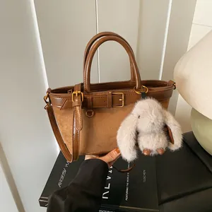 Sac à Main Givré de Niche Vintage pour Femmes Grande Capacité Sac Seau Mode Quotidien Décontracté Sac à Bandoulière Avec Pendentif Lapin
