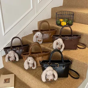 Sacs seau vintage aux tons terreux avec breloques lapin en peluche et bandoulières