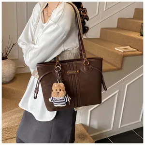 Détail du grand sac cabas marron café avec accastillage doré et charm ours