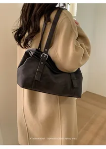 Vue détaillée du sac cabas vintage avec deux boucles argentées réglables sur le cuir