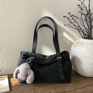 Sac fourre-tout noir rétro en nylon avec boucles argentées et pendentif lapin peluche