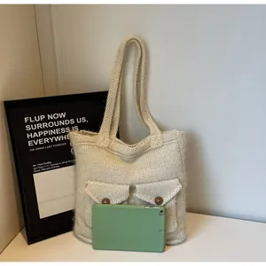 Comparaison de taille du cabas en tricot crème avec tablette et poches avant