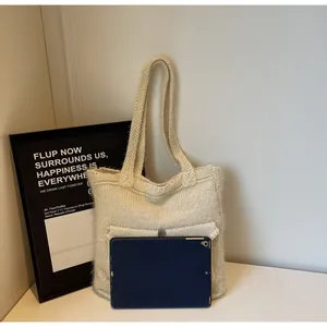 Sac à bandoulière en maille beige avec poches avant et grande capacité pour tablette