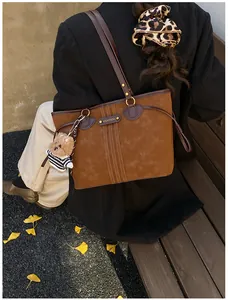 Sac cabas en simili cuir marron avec rayures verticales et pendentif ours décoratif
