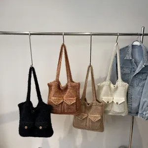 Sacs cabas en maille en quatre couleurs avec doubles poches avant et bandoulières