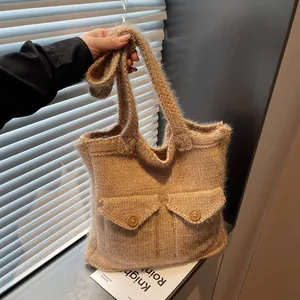 Sac fourre-tout en tricot marron à grande capacité et deux poches à boutons en bois