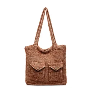 Sac cabas en maille marron avec deux poches boutonnées et une texture douce et chic