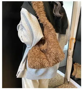 Borsa a spalla in pelliccia sintetica marrone indossata da modella stile invernale