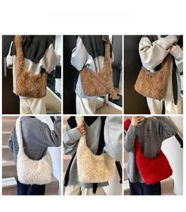 Dettagli di borse a tracolla in peluche nei colori caffè, beige e rosso per l'autunno
