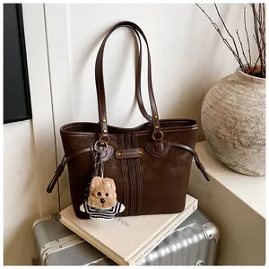 Sac fourre-tout marron foncé en daim avec rayures verticales et pendentif d'ours brun