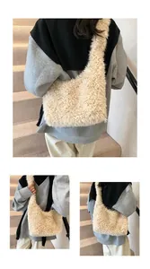 Dettaglio della borsa tote in peluche crema con texture effetto agnello e tracolla