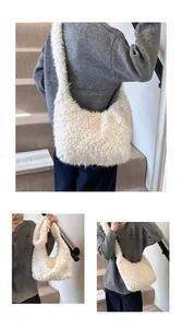 Dettaglio della borsa tote in peluche bianco che mostra la texture soffice e il design curvo
