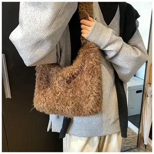 Dettaglio della consistenza in ecopelliccia marrone e dello stile della borsa autunnale