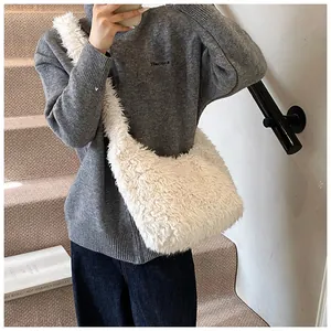 Vista dettagliata della borsa hobo in morbido peluche con ampia tracolla su un modello