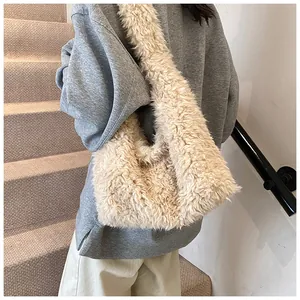 Dettaglio della borsa tote in peluche crema con morbida texture in lana e grande capacità