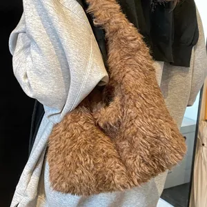 Borsa a spalla in ecopelliccia marrone con design minimalista per lo stile invernale