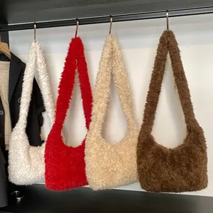 Borsa a spalla in ecopelliccia nei colori bianco, rosso, beige e marrone per l'inverno