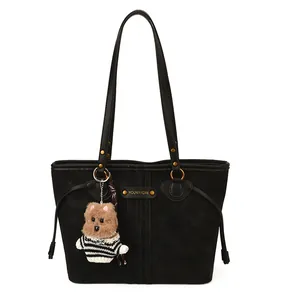 Sac fourre-tout noir grande capacité avec clous dorés et pendentif ours décoratif