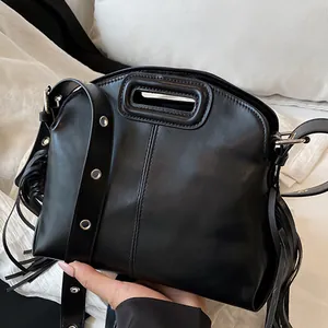 Borsa a mano nera in ecopelle con frange e tracolla con occhielli in argento
