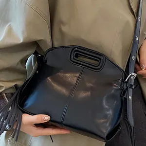 Borsa a tracolla in pelle nera retrò con frange e occhielli argentati sul cinturino