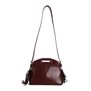 Elegante borsa a spalla bordeaux con frange laterali e manico scavato minimalista