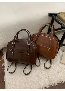 Détail de sacs à dos rétro avec rivets en cœur et texture en similicuir poli brillant
