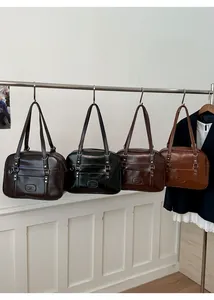 Détails de sacs à bandoulière en cuir PU brillant marron et noir sur supports métalliques