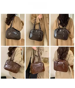 Collage de sac en cuir marron style JK sous plusieurs angles pour les tenues